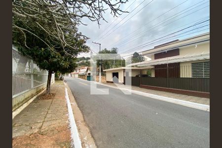 Casa à venda com 416m², 4 quartos e 4 vagas Casa à venda com 416m², 4 quartos e 4 vagasVista da Rua