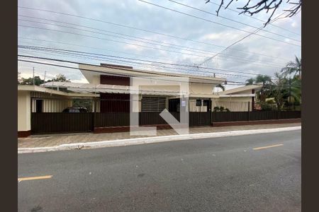 Casa à venda com 416m², 4 quartos e 4 vagas Casa à venda com 416m², 4 quartos e 4 vagasFachada com plaquinha