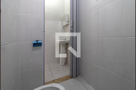 Casa para alugar com 80m², 2 quartos e 1 vaga Casa para alugar com 80m², 2 quartos e 1 vagaBanheiro social
