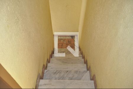 Casa à venda com 96m², 3 quartos e 2 vagasEscada