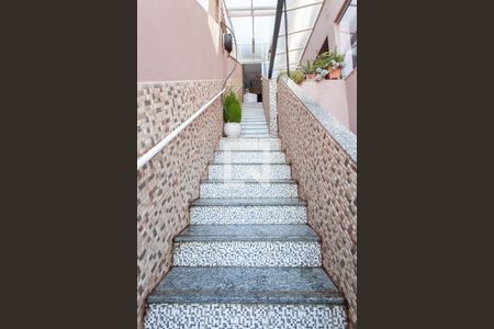 Casa à venda com 350m², 3 quartos e 2 vagasEscada