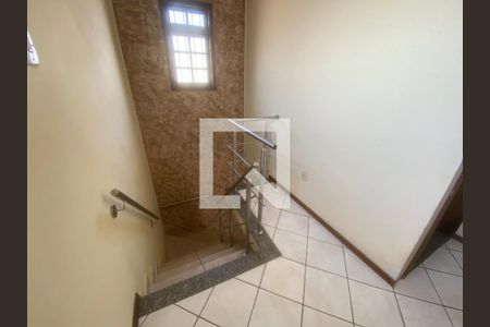 Casa para alugar com 165m², 3 quartos e 2 vagas Casa para alugar com 165m², 3 quartos e 2 vagasEscadas