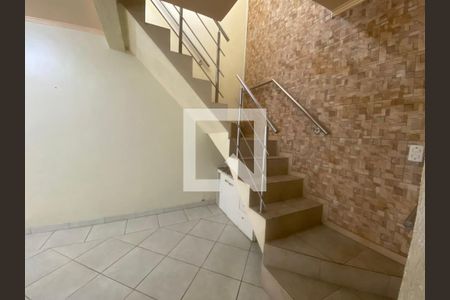 Casa para alugar com 165m², 3 quartos e 2 vagas Casa para alugar com 165m², 3 quartos e 2 vagasEscadas