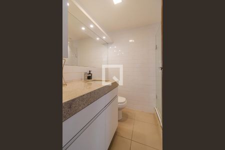 Banheiro de apartamento para alugar com 2 quartos, 59m² em Santana, Porto Alegre