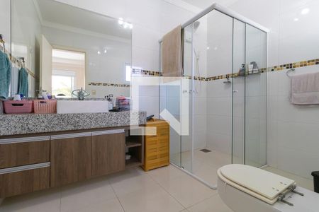 Casa de condomínio à venda com 570m², 4 quartos e 6 vagasBanheiro da suíte 2