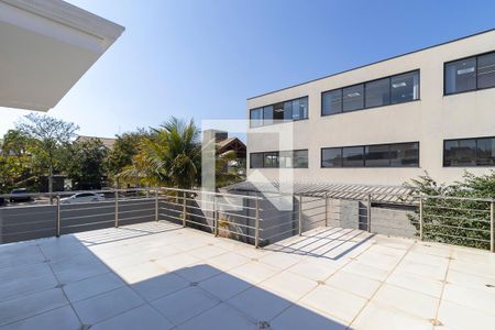 Casa de condomínio à venda com 570m², 4 quartos e 6 vagasVaranda da suíte americana