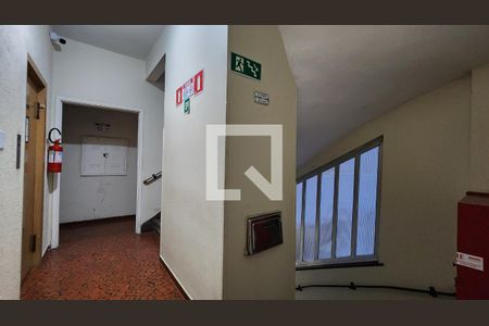 Apartamento para alugar com 77m², 2 quartos e sem vaga Apartamento para alugar com 77m², 2 quartos e sem vagaEscada