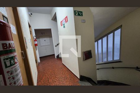 Escada de apartamento para alugar com 2 quartos, 77m² em Embaré, Santos