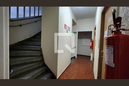 Escada de apartamento para alugar com 2 quartos, 77m² em Embaré, Santos