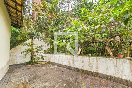 Casa de condomínio para alugar com 300m², 5 quartos e 6 vagasQuintal