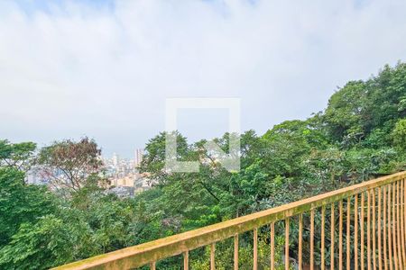 Casa de condomínio para alugar com 300m², 5 quartos e 6 vagasVaranda