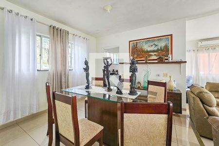 Casa de condomínio para alugar com 300m², 5 quartos e 6 vagasSala