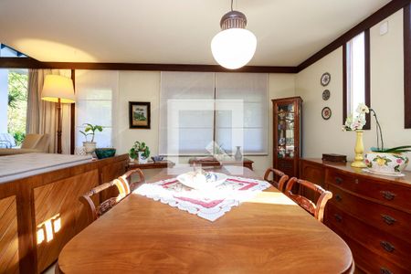 Casa à venda com 394m², 4 quartos e 4 vagasSala