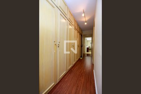 Casa à venda com 394m², 4 quartos e 4 vagasSuíte 4 - Closet