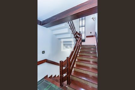 Casa à venda com 312m², 3 quartos e 5 vagasEscada