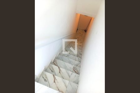 Casa para alugar com 52m², 2 quartos e 1 vagaEscada