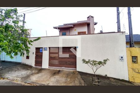 Casa à venda com 250m², 3 quartos e 3 vagas Casa à venda com 250m², 3 quartos e 3 vagasFachada