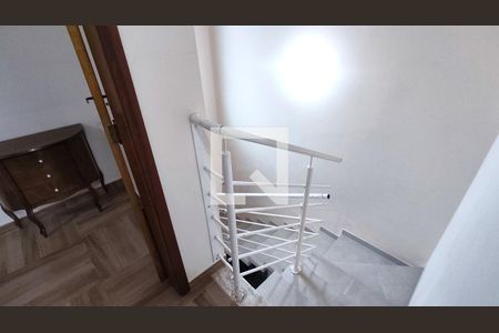 Casa à venda com 250m², 3 quartos e 3 vagas Casa à venda com 250m², 3 quartos e 3 vagasEscada