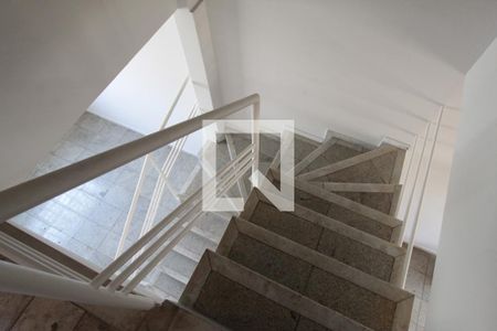 Casa para alugar com 100m², 3 quartos e 2 vagasEscada
