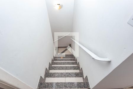 Escadas de casa para alugar com 3 quartos, 98m² em Jardim Miriam, São Paulo