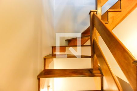 Casa de condomínio para alugar com 135m², 4 quartos e 2 vagasEscada de Acesso