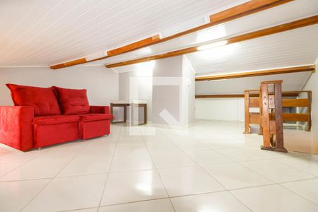 Casa de condomínio para alugar com 135m², 4 quartos e 2 vagassótão