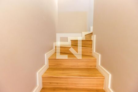 Casa de condomínio para alugar com 135m², 4 quartos e 2 vagasEscada
