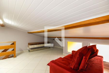 Casa de condomínio para alugar com 135m², 4 quartos e 2 vagassótão