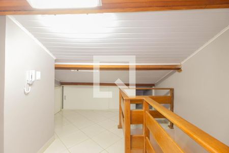 Casa de condomínio para alugar com 135m², 4 quartos e 2 vagassótão