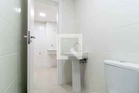 Banheiro de kitnet/studio para alugar com 1 quarto, 28m² em Cidade Industrial de Curitiba, Curitiba