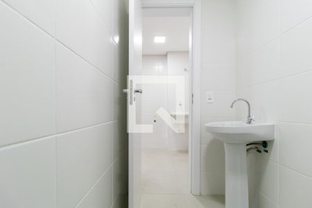 Banheiro de kitnet/studio para alugar com 1 quarto, 28m² em Cidade Industrial de Curitiba, Curitiba