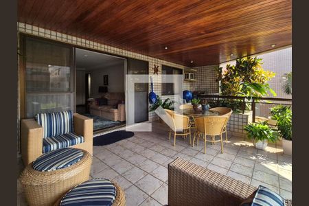 Apartamento à venda com 180m², 3 quartos e 2 vagas Apartamento à venda com 180m², 3 quartos e 2 vagasVaranda