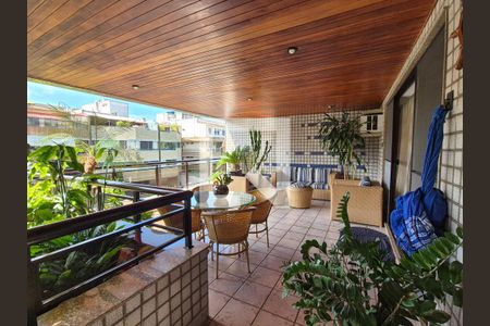 Apartamento à venda com 180m², 3 quartos e 2 vagas Apartamento à venda com 180m², 3 quartos e 2 vagasVaranda