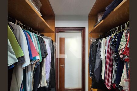 Apartamento à venda com 180m², 3 quartos e 2 vagas Apartamento à venda com 180m², 3 quartos e 2 vagasCloset da suíte