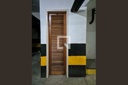 Apartamento à venda com 180m², 3 quartos e 2 vagas Apartamento à venda com 180m², 3 quartos e 2 vagasGuarda volume