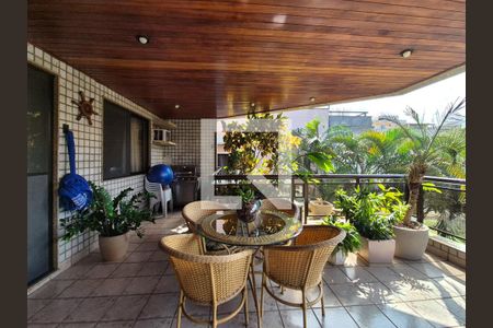 Apartamento à venda com 180m², 3 quartos e 2 vagas Apartamento à venda com 180m², 3 quartos e 2 vagasVaranda