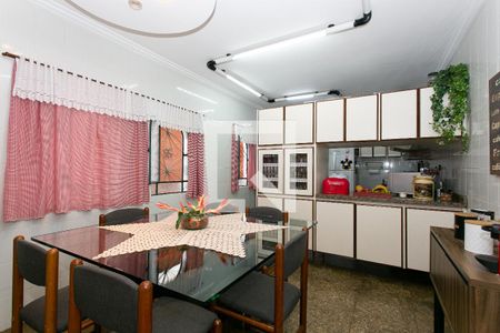 Casa à venda com 250m², 4 quartos e 2 vagas Casa à venda com 250m², 4 quartos e 2 vagasCozinha