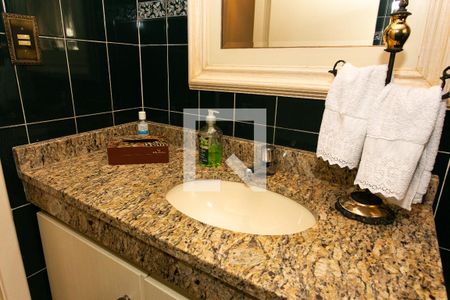 Casa à venda com 250m², 4 quartos e 2 vagas Casa à venda com 250m², 4 quartos e 2 vagasLavabo