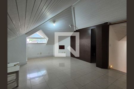 Casa de condomínio à venda com 170m², 4 quartos e 2 vagasSótão
