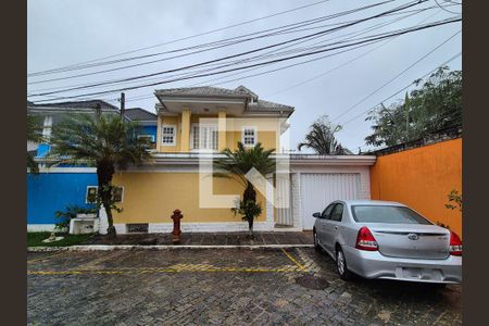 Casa de condomínio à venda com 170m², 4 quartos e 2 vagasFachada