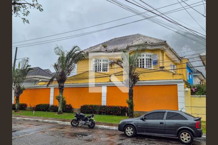 Casa de condomínio à venda com 170m², 4 quartos e 2 vagasFachada