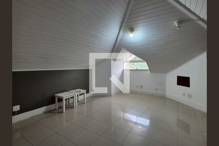 Casa de condomínio à venda com 170m², 4 quartos e 2 vagasSótão