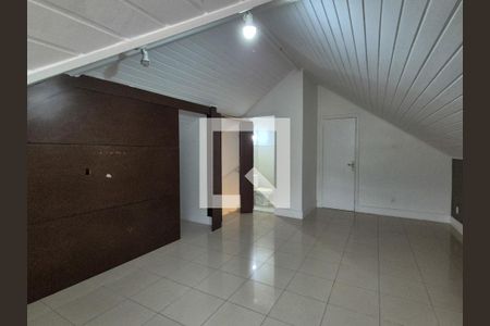 Casa de condomínio à venda com 170m², 4 quartos e 2 vagasSótão