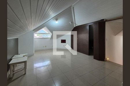 Casa de condomínio à venda com 170m², 4 quartos e 2 vagasSótão