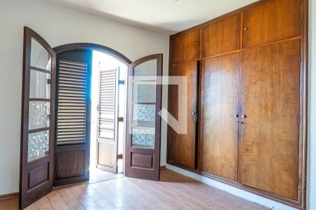 Casa à venda com 286m², 4 quartos e 4 vagasSuíte