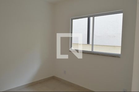 Quarto 1 de apartamento para alugar com 2 quartos, 53m² em Taquara, Rio de Janeiro