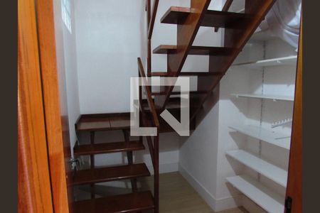 Casa à venda com 187m², 4 quartos e 2 vagasEscada