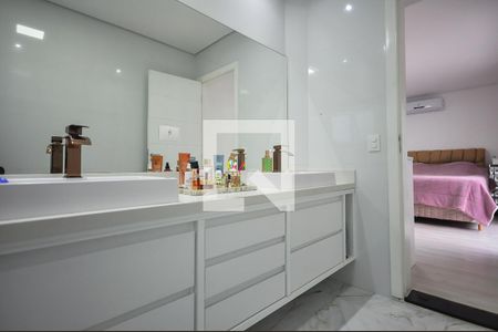 Casa à venda com 350m², 5 quartos e 4 vagasBanheiro Suíte 2