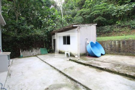 Casa à venda com 1400m², 3 quartos e 6 vagasFundos