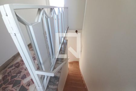 Casa à venda com 200m², 4 quartos e 4 vagas Casa à venda com 200m², 4 quartos e 4 vagasEscada